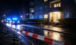 Nächtliches Wohnhaus in Bad Düben mit Polizeilichtern und abgesperrtem Gehweg nach einem Einsatz wegen Familienstreit.