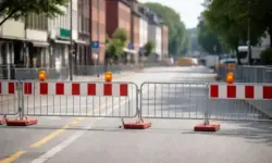 Abgesperrte Straße in Essen-Altenessen mit Sicherheitsgittern und Wohnhäusern während einer Bombenentschärfung im Stadtgebiet