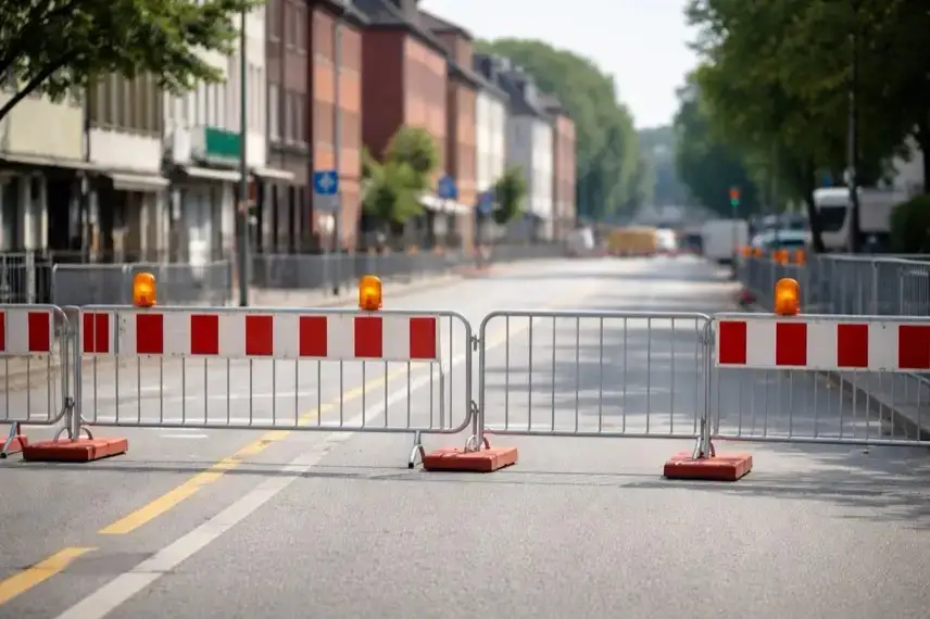 Abgesperrte Straße in Essen-Altenessen mit Sicherheitsgittern und Wohnhäusern während einer Bombenentschärfung im Stadtgebiet