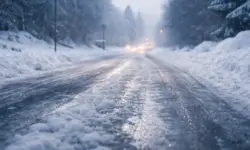 Vereiste, verschneite Straße bei Winterwetter mit Schnee und Glätte in Deutschland, diffuse Kälte und winterliche Bedingungen