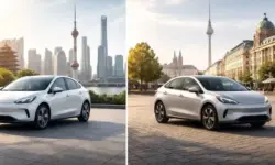 Zwei neutrale Elektroautos ohne Marken auf einem Platz, eines vor asiatischer, eines vor europäischer Stadtkulisse, aufgenommen bei Tageslicht.