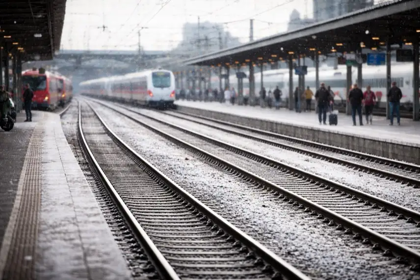 Leere Bahngleise und stehende Züge an einem Bahnhof in Nordrhein-Westfalen während einer Bahnsperrung im Regional- und Fernverkehr.