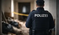 Leerstehende Wohnung mit Müllsäcken und Gerümpel, abgesperrter Innenraum bei Entrümpelung in Monheim nach Leichenfund.