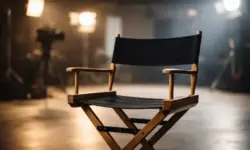 Leerer Regiestuhl in Filmstudio mit unscharfen Scheinwerfern als Symbol für Schauspieler James Van Der Beek