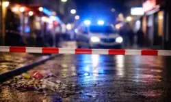 Abgesperrte Straße im Zülpicher Viertel Köln bei Nacht mit Polizeifahrzeug und Blaulicht an Weiberfastnacht