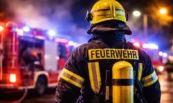 Feuerwehreinsatz bei Wohnungsbrand in Kiel, Rauch aus Fenster eines Gebäudes über Einkaufszentrum Sophienhof