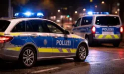 Absperrband und Blaulicht bei Polizeieinsatz nach Messerangriff auf Karnevalsparty in Leverkusen