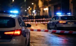 Polizeifahrzeuge mit Blaulicht vor abgesperrtem Bereich in Frankreich nach politischer Gewalttat in Lyon