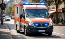 Karnevalswagen auf abgesperrter Straße mit Rettungsfahrzeug nach Unfall beim Karnevalszug in Niederkassel