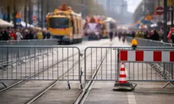 Abgesperrte Straßenbahnschienen in der Karlsruher Innenstadt während des Fastnachtsumzugs mit Umleitungen