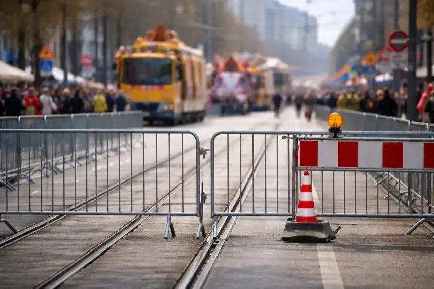 Abgesperrte Straßenbahnschienen in der Karlsruher Innenstadt während des Fastnachtsumzugs mit Umleitungen