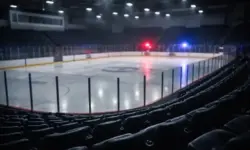 Leere Eishalle mit Tribünen und Eisfläche nach Schüssen während Jugend-Hockeyspiel in Pawtucket