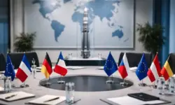 Konferenztisch mit europäischen Flaggen und Weltkarte als Symbol für nukleare Abschreckung und Sicherheitspolitik