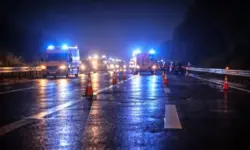 Gesperrte Autobahn A61 bei Köln in der Nacht mit Blaulicht und Fahrbahnmarkierungen nach schwerem Verkehrsunfall.