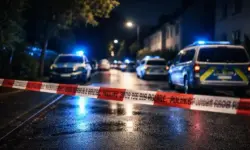 Abgesperrte Wohnstraße in Dortmund bei Nacht mit Polizeifahrzeugen und Blaulicht nach Tötungsdelikt