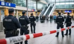 Polizeieinsatz in Bahnhofshalle nach Messerangriff am Würzburger Hauptbahnhof mit Absperrung und Einsatzkräften