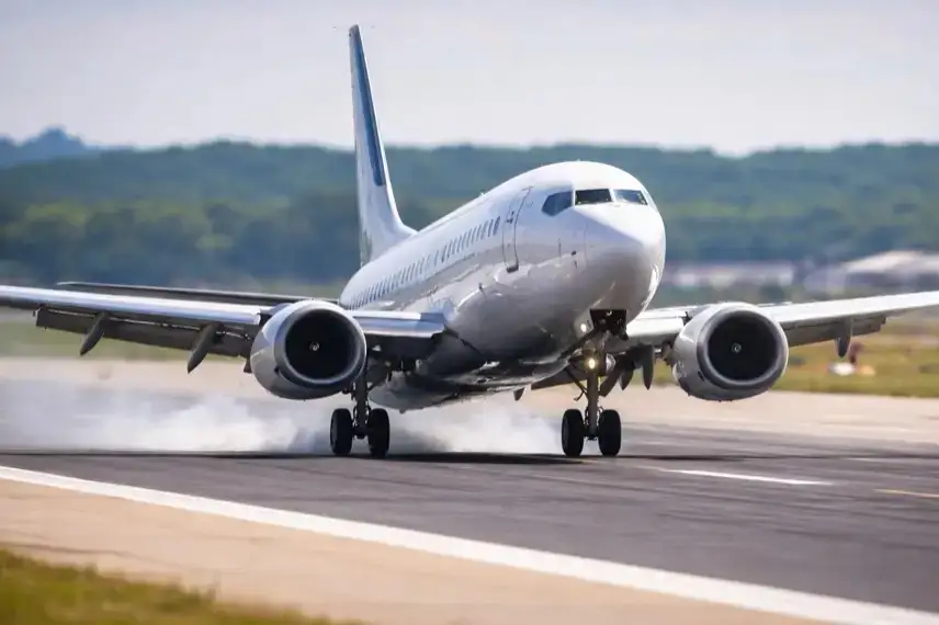 Tragfläche einer Boeing 737 MAX mit Loch im Querruder auf einem Flughafen-Rollfeld bei Tageslicht