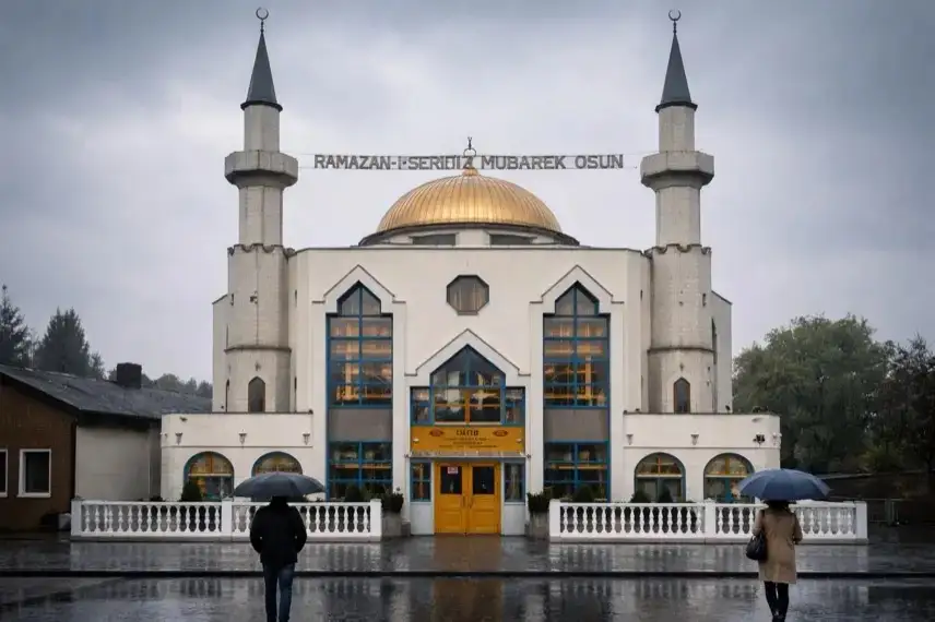 Moschee in Göttingen mit Lautsprecher an der Fassade bei Abenddämmerung in Wohngebiet