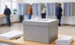 Wahlurne in einem Wahllokal in Baden-Württemberg zur Landtagswahl, Wahlkabinen im Hintergrund