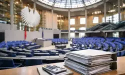 Innenansicht des Reichstags mit leerem Plenarsaal und neutralen Haushaltsunterlagen, symbolisch für Bundeshaushalt und Verfassungsbeschwerde.