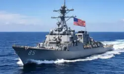 US-Kriegsschiff der Navy auf offener See im Pazifik bei ruhiger Wetterlage