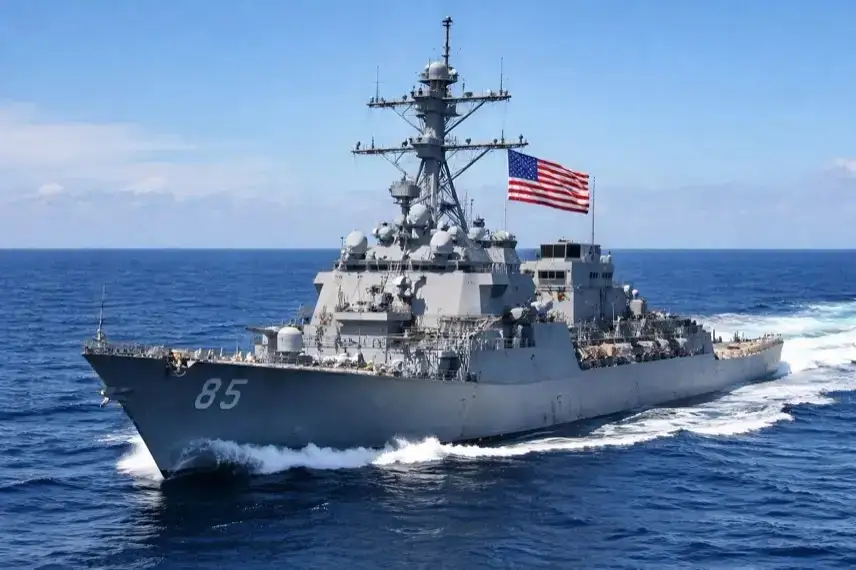 US-Kriegsschiff der Navy auf offener See im Pazifik bei ruhiger Wetterlage