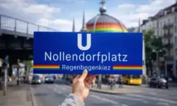 U-Bahn-Station Nollendorfplatz in Berlin-Schöneberg mit markanter Kuppel und farbigen Streifen im urbanen Umfeld.