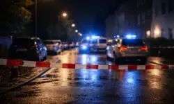 Abgesperrte Straße bei Nacht mit Polizeifahrzeugen und Blaulicht nach einer Auseinandersetzung mit Messer in Wuppertal