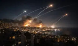 Rauch und Lichtspuren von Raketenabwehr über Küstenstadt im Iran-Krieg zwischen Israel und Hisbollah