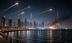 Nachtszene in Dubai mit Raketenlichtern am Himmel über Skyline und Wasser nach iranischem Vergeltungsschlag
