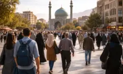 Menschen auf Platz vor Moschee in iranischer Stadt, Symbol für Bevölkerung im Iran, Ethnien und Religion