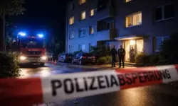 Polizeieinsatz vor Mehrfamilienhaus bei Nacht mit Blaulicht und Feuerwehrfahrzeug, Symbol für Cold Case Bonn Mordfall und Ermittlungen
