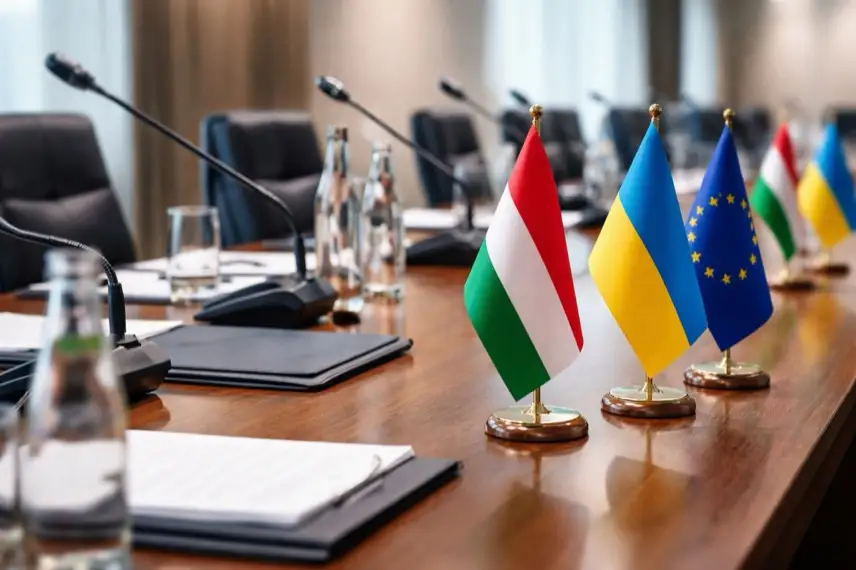 Konferenztisch mit Flaggen und Mikrofonen bei politischem Treffen, Symbol für Konflikt zwischen Ungarn, Ukraine und EU