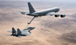 Tankflugzeug bei Luftbetankung über Wüste, zwei Militärflugzeuge im Flug, Einsatz im Irak während Iran Krieg