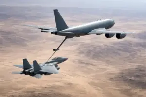 Tankflugzeug bei Luftbetankung über Wüste, zwei Militärflugzeuge im Flug, Einsatz im Irak während Iran Krieg