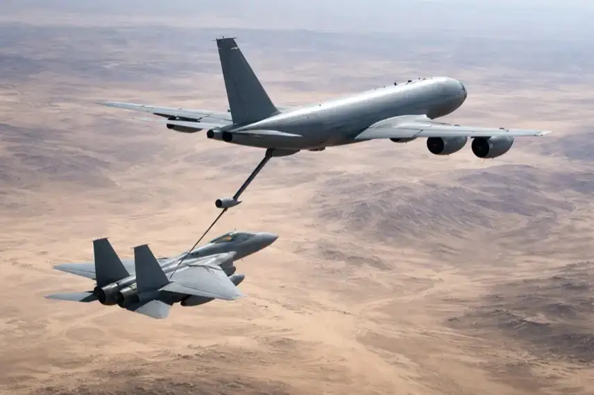 Tankflugzeug bei Luftbetankung über Wüste, zwei Militärflugzeuge im Flug, Einsatz im Irak während Iran Krieg