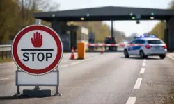 Grenzübergang mit Schranke und Kontrollschild auf leerer Straße, Symbol für Einreiseverbot, Grenzkontrolle und verschärfte Migrationspolitik in Deutschland