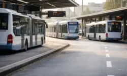 Leerer Busbahnhof mit stehenden Bussen und Straßenbahn während Warnstreik im Nahverkehr in Deutschland