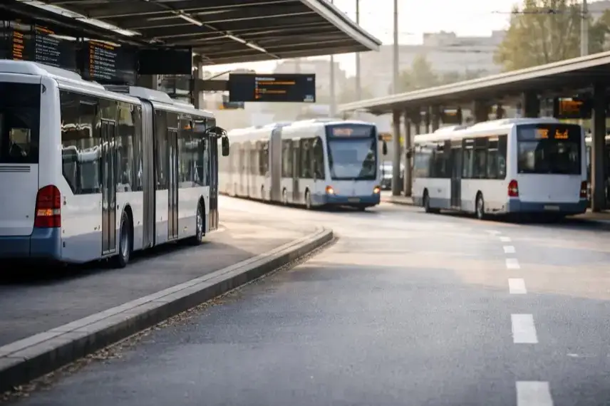 Leerer Busbahnhof mit stehenden Bussen und Straßenbahn während Warnstreik im Nahverkehr in Deutschland
