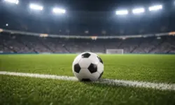 Fußball liegt auf Rasen im Stadion bei Flutlicht, leere Tribünen im Hintergrund, Symbol für Finale beim Afrika-Cup und nachträgliche Titelentscheidung