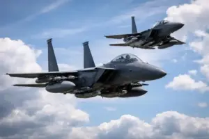 Zwei amerikanische Kampfjets fliegen bei Tag am Himmel, militärischer Einsatz, Symbol für Luftangriffe im Iran Krieg