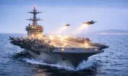 Flugzeugträger bei Nacht mit startenden Kampfjets im Iran-Konflikt und angekündigten US-Militärschlägen