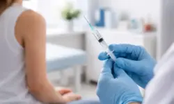 Spritze in Arztpraxis als Symbol für HPV-Impfung und Krebsprävention gegen Humane Papillomviren