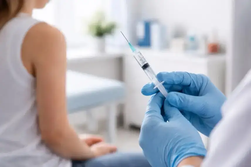 Spritze in Arztpraxis als Symbol für HPV-Impfung und Krebsprävention gegen Humane Papillomviren