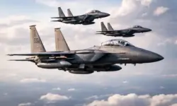 Beschädigte Industrieanlage in trockener Landschaft mit Reaktorgebäuden und Rauchspuren nach Angriff auf iranischen Kernreaktor