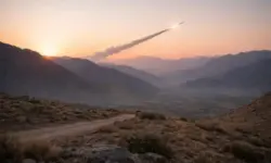 Rakete mit Rauchspur über Gebirgslandschaft im Nordirak nahe der iranisch-irakischen Grenze