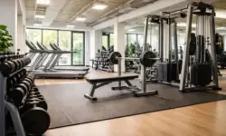 Leerer Trainingsraum eines Fitnessstudios mit Laufband und Kraftgeräten bei Nacht, Symbol für Einbruch in Fitnessstudio in Schwerin