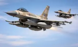 Zwei israelische Kampfjets fliegen in Formation vor blauem Himmel während einer militärischen Luftoperation.