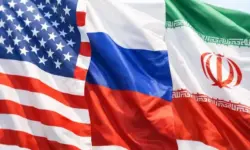 Flaggen von USA, Russland und Iran nebeneinander als Symbol für Spannungen im Nahostkonflikt und Vorwürfe über Positionsdaten von US-Truppen