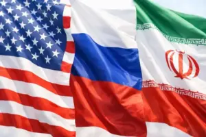 Flaggen von USA, Russland und Iran nebeneinander als Symbol für Spannungen im Nahostkonflikt und Vorwürfe über Positionsdaten von US-Truppen